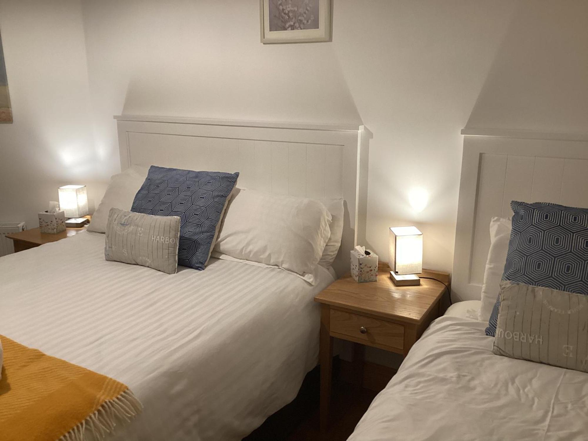 Roundstone Retreats Roundstone Harbour Lights Apartment ภายนอก รูปภาพ
